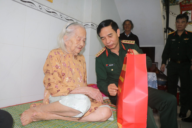 Bộ trưởng Quốc phòng Phan Văn Giang thăm và tặng quà Tết tại Bình Định ảnh 2