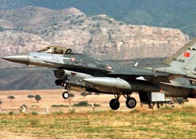 Chiến đấu cơ F-16 của quân đội Thổ Nhĩ Kỳ cất cánh từ một căn cứ tại thành phố Diyarbakir. (Nguồn: Reuters) Syria: Thổ Nhĩ Kỳ không kích 15 mục tiêu ở al Bab để đánh bật IS ảnh 1