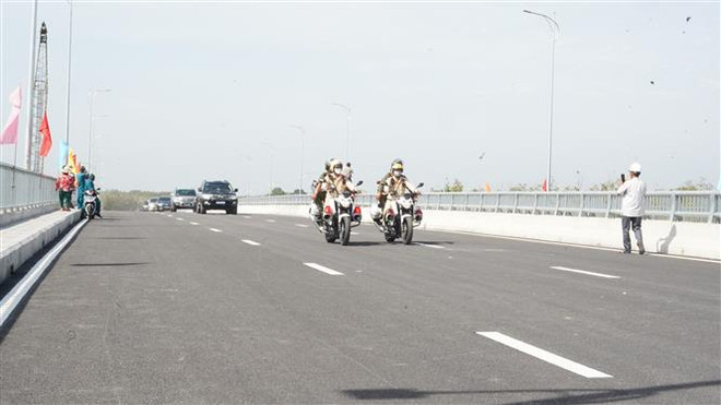 Lễ thông xe tuyến đường và cầu kết nối tỉnh Tây Ninh với Bình Dương. (Ảnh: Thanh Tân-Huyền Trang/TTXVN) Khánh thành cầu và đường kết nối hai tỉnh Bình Dương và Tây Ninh ảnh 2