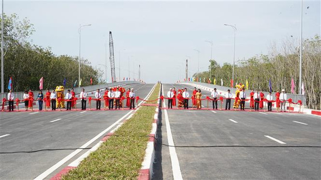 Nghi thức cắt băng khánh thành. (Ảnh: Thanh Tân-Huyền Trang/TTXVN) Khánh thành cầu và đường kết nối hai tỉnh Bình Dương và Tây Ninh ảnh 1