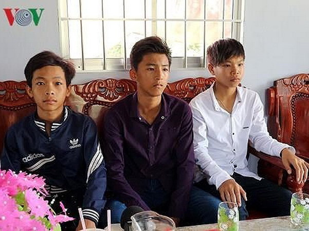 Tặng bằng khen cho học sinh nhặt được của rơi trả lại người bị mất ảnh 1