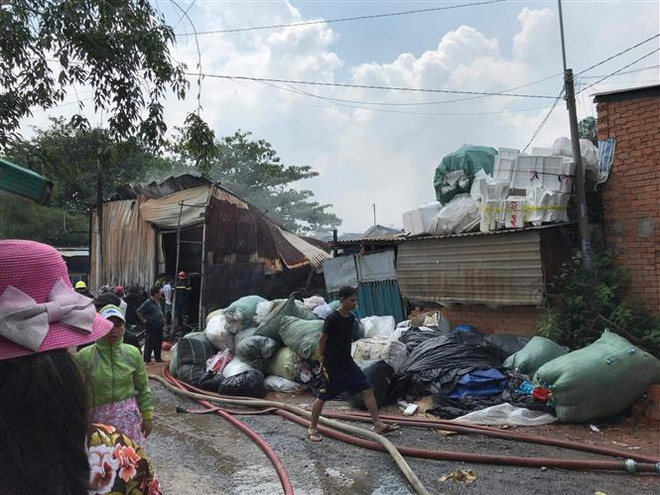 TP.HCM: Cơ sở thu mua phế liệu giữa khu dân cư bốc cháy dữ dội ảnh 1