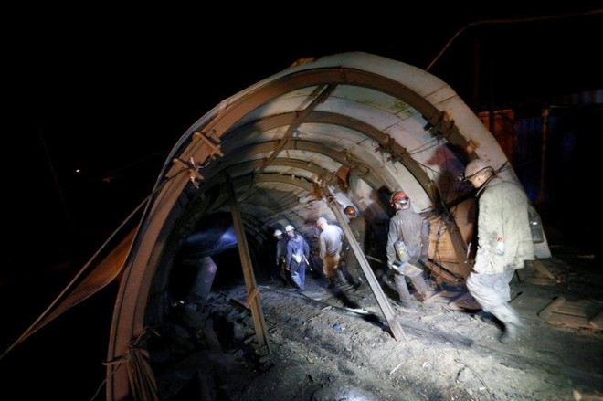Công nhân làm việc tại một mỏ than ở Ukraine. (Nguồn: Reuters) Nổ mỏ than ở miền Đông Ukraine làm gần 20 người chết và mất tích ảnh 1