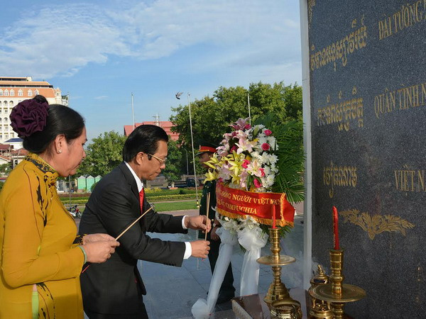 Kiều bào tri ân liệt sỹ quân tình nguyện Việt Nam tại Campuchia ảnh 1