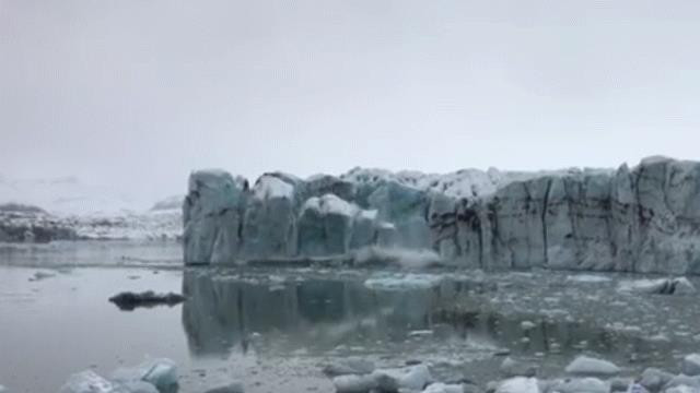 [Video] Băng tan tạo ra đợt sóng khổng lồ suýt cuốn trôi du khách ảnh 1