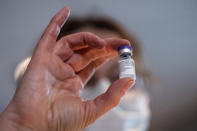 New Zealand tiêm mũi tăng cường, Australia thay đổi quy định cách ly ảnh 1