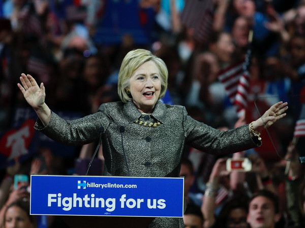 Bà Clinton dẫn điểm tỷ phú Trump trong các cuộc thăm dò dư luận ảnh 1