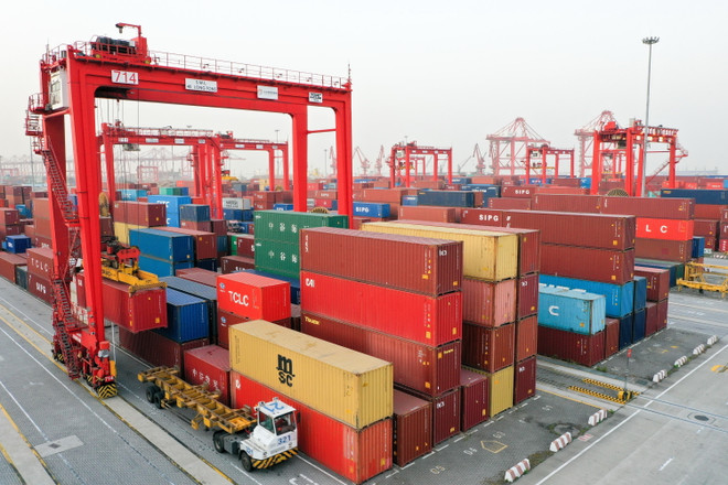 Container hàng hóa được xếp tại cảng ở Giang Tô, Trung Quốc. (Ảnh: THX/TTXVN) Tiềm năng kinh tế Trung Quốc và cuộc chiến thương mại Mỹ-Trung ảnh 2