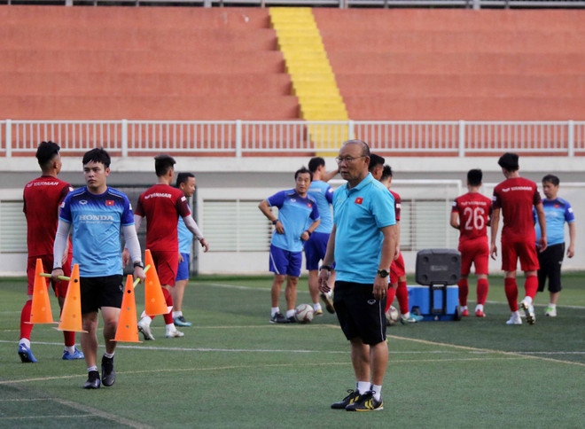 HLV Park Hang-seo theo dõi học trò tập luyện. (Nguồn: VFF) Lịch thi đấu và trực tiếp của U22 Việt Nam tại SEA Games 30 ảnh 1