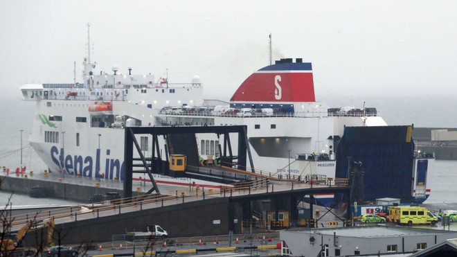 Cảnh sát Ireland phát hiện 16 người nhập cư trong container đóng kín ảnh 1