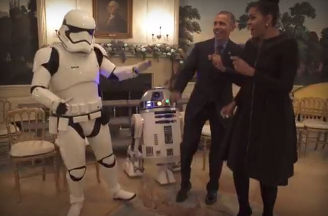 Vợ chồng Tổng thống Mỹ Obama nhảy điệu robot nhân ngày Star Wars ảnh 1