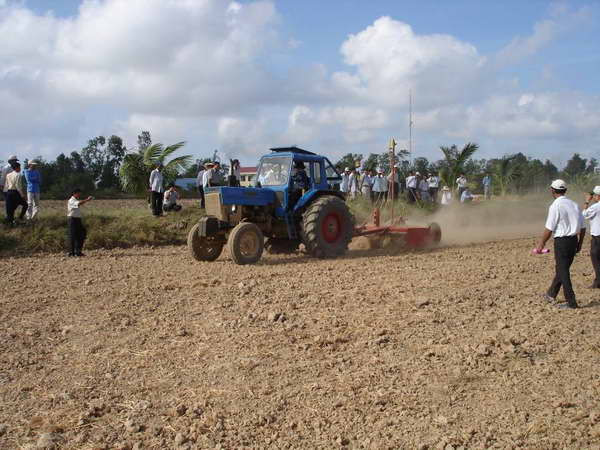 Tiền Giang ứng dụng san phẳng đồng ruộng bằng tia laser ảnh 1