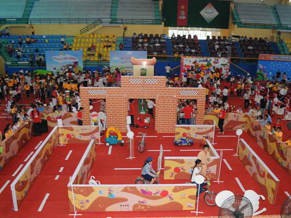 Học sinh tiểu học giao lưu tìm hiểu an toàn giao thông ảnh 1