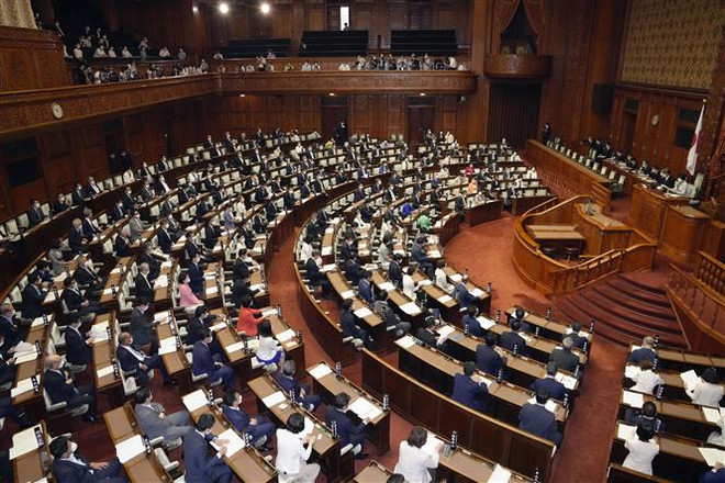 Toàn cảnh phiên họp Quốc hội Nhật Bản tại thủ đô Tokyo. (Ảnh: Kyodo/ TTXVN) Liên minh cầm quyền Nhật Bản thảo luận việc nới lỏng xuất khẩu vũ khí ảnh 1