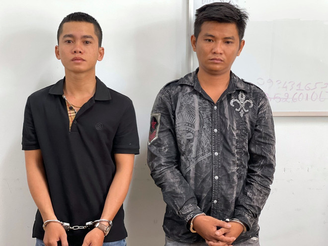 Đối tượng Nguyễn Minh Khánh và Dương Thanh Tuấn. (Ảnh: TTXVN phát) Tạm giữ hình sự nhiều đối tượng tàng trữ trái phép ma túy ở Phú Quốc ảnh 1
