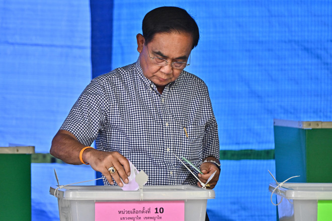Thủ tướng Thái Lan Prayut Chan-O-Cha bỏ phiếu trong cuộc bầu cử Hạ viện tại điểm bầu cử ở Bangkok ngày 14/5. (Ảnh: AFP/TTXVN) Thái Lan huy động hơn 147.500 cảnh sát bảo vệ các điểm bỏ phiếu ảnh 1
