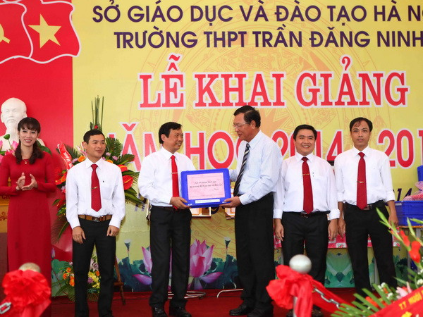 Bộ trưởng GDĐT dự khai giảng tại trường nông thôn có nhiều trò giỏi ảnh 1