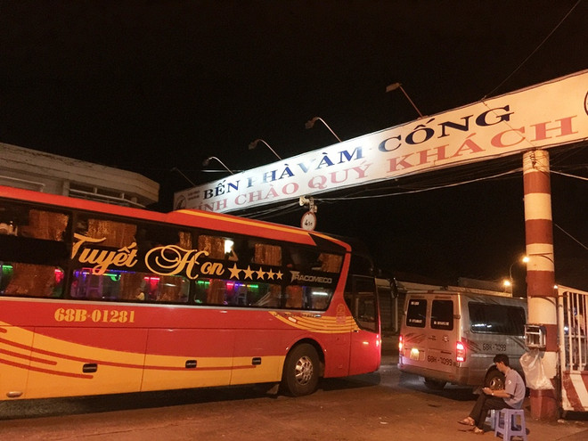 Các phương tiện nối đuôi nhau đi qua phà Vàm Công. (Ảnh: Việt Hùng/Vietnam+) Nứt dầm cầu Vàm Cống sẽ được khắc phục xong vào cuối năm 2018 ảnh 1