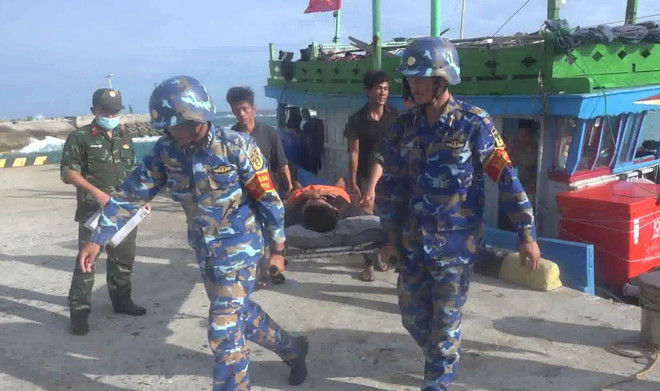 Bệnh xá đảo Song Tử Tây cấp cứu ngư dân bị giảm áp do lặn sâu ảnh 1