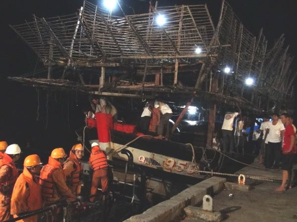 Khánh Hòa: Cứu nạn 32 ngư dân tàu cá trong vùng biển động ảnh 1
