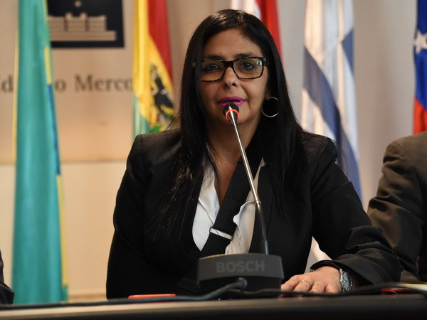 Ngoại trưởng Venezuela Delcy Rodriguez phát biểu tại Hội nghị Mercosur ở Montevideo (Uruguay) ngày 15/12. (Nguồn: AFP/TTXVN) Venezuela sẵn sàng chuyển giao chức chủ tịch Mercosur cho Argentina ảnh 1
