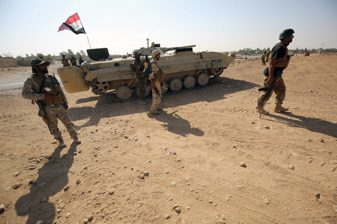 Các lực lượng Iraq trong chiến dịch truy quét IS tại làng Salmani, phía nam Mosul, ngày 30/10. (Nguồn: AFP/TTXVN) Các lực lượng Iraq chỉ còn cách ngoại ô thành phố Mosul 3km ảnh 1