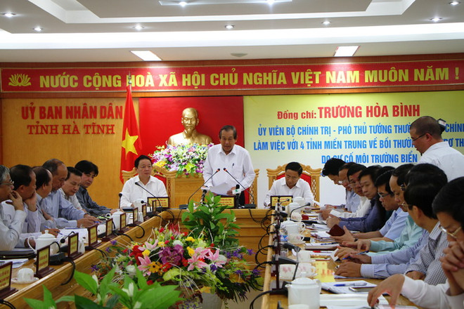 Phó Thủ tướng Trương Hòa Bình làm việc với 4 tỉnh miền Trung về bồi thường, hỗ trợ thiệt hại sự cố môi trường biển. (Ảnh: Hoàng Ngà/TTXVN) Môi trường biển ở bốn tỉnh miền Trung đã cơ bản được phục hồi ảnh 1