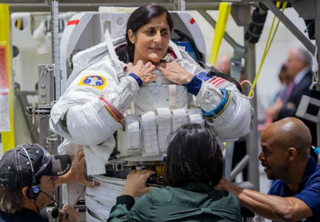 Mỹ khó trở lại Mặt trăng đúng hẹn vì bộ đồ phi hành giá 1 tỷ USD ảnh 1