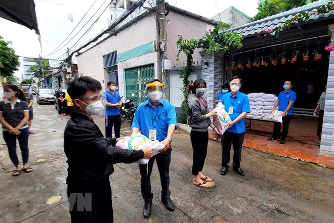 Ấm áp tình người trong tâm dịch ở TP.HCM: Hành động đẹp mỗi ngày ảnh 1