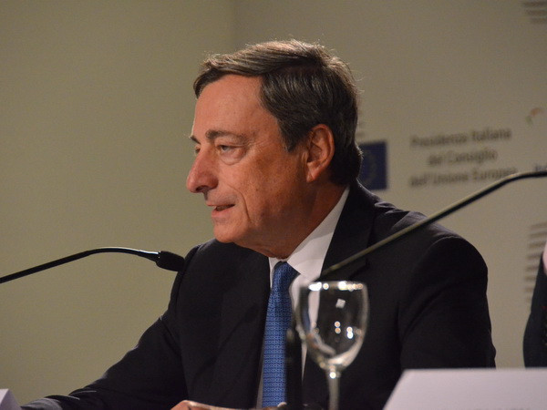 M. Draghi: ECB không còn giải pháp khác chống giảm phát ngoài QE ảnh 1