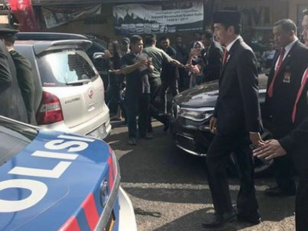 Tổng thống Indonesia đi bộ 2km dưới nắng nóng vì tắc đường ảnh 1