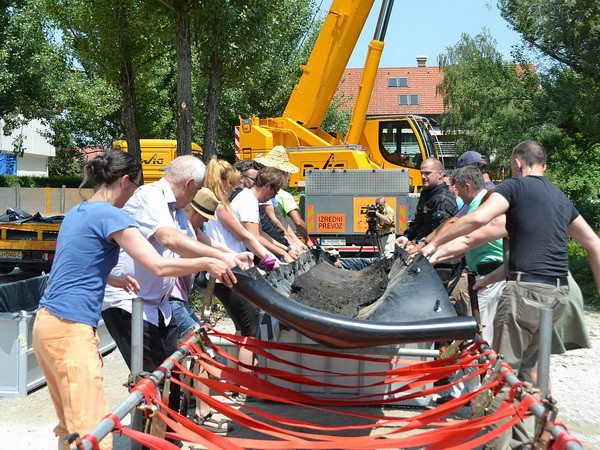 Slovenia tìm thấy chiếc thuyền độc mộc 2.000 năm tuổi ảnh 1