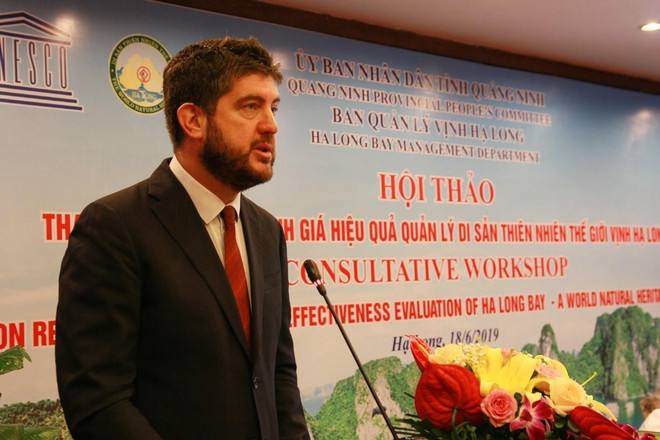 Ông Michael Croft, Trưởng đại diện Văn phòng UNESCO tại Hà Nội phát biểu tại buổi Hội thảo. (Ảnh: Trung Nguyên/TTXVN) Cần xác định ranh giới, mở rộng và bảo vệ tốt vùng đệm vịnh Hạ Long ảnh 1