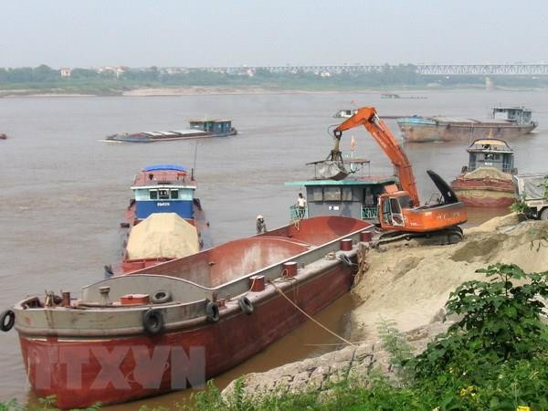(Nguồn: TTXVN) Hà Nội kiên quyết xóa bỏ các bến bãi tập kết cát, sỏi trái phép ảnh 1