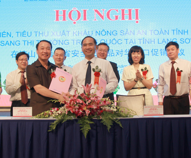 Lãnh đạo hai tỉnh Lạng Sơn và Sơn La ký Biên bản ghi nhớ phối hợp, hỗ trợ xuất khẩu nông sản. (Ảnh: Quang Duy/TTXVN) Sơn La xúc tiến, tiêu thụ xuất khẩu nông sản an toàn sang Trung Quốc ảnh 2