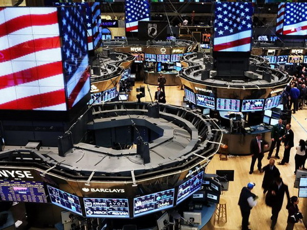 Sàn giao dịch chứng khoán New York, Mỹ. (Nguồn: AFP/TTXVN) Thị trường chứng khoán thế giới đồng loạt xanh sàn ảnh 1