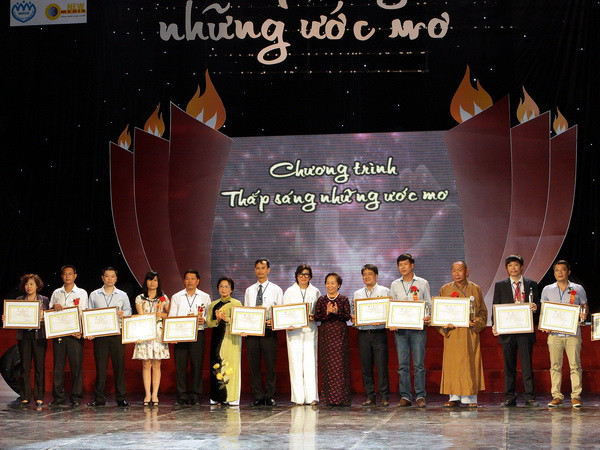 Chương trình "Thắp sáng những ước mơ" tặng quà cho trẻ thiệt thòi ảnh 1