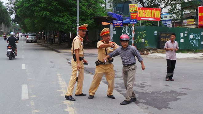 Điều tra, xử lý nghiêm nhóm đối tượng hành hung cảnh sát giao thông ảnh 1