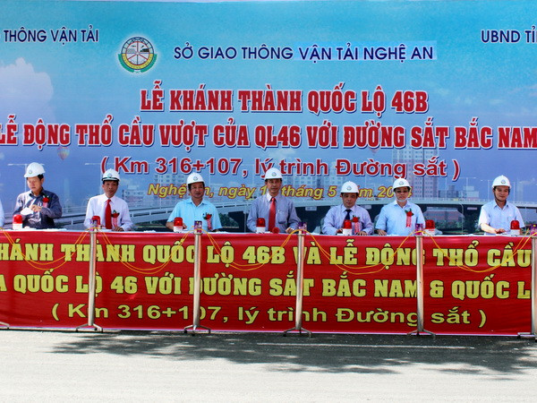 Quang cảnh buổi lễ. (Ảnh: Tá Chuyên/TTXVN) Nghệ An khánh thành Quốc lộ 46B và động thổ cầu vượt 46 ảnh 1
