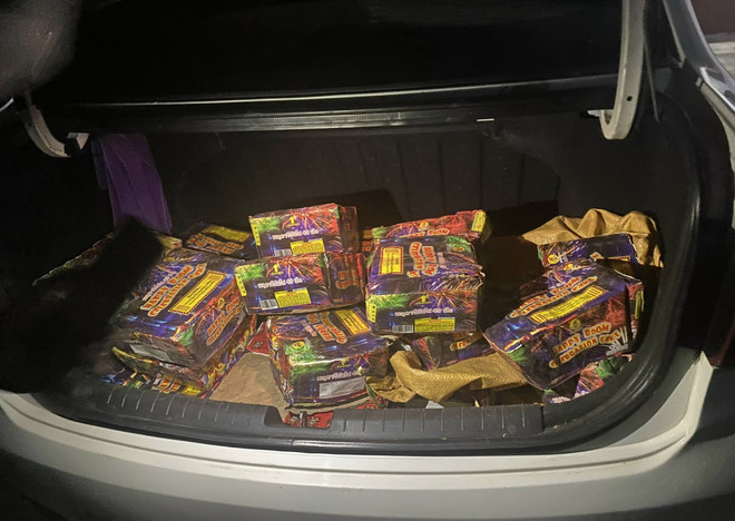 Bình Phước: Bắt hai đối tượng dùng ôtô vận chuyển trái phép pháo nổ ảnh 1