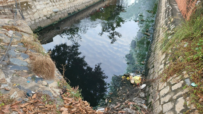 Một đoạn kênh Rạch Bà đã bị thu hẹp, nước ô nhiễm đen kịt, bốc mùi hôi thối. (Ảnh: Hoàng Nhị/TTXVN) kenh Rach Ba-Vung Tau o nhiem3.jpg