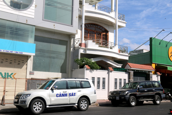 [Photo] Bình Thuận: Khám xét nhà riêng các nguyên lãnh đạo bị khởi tố ảnh 2