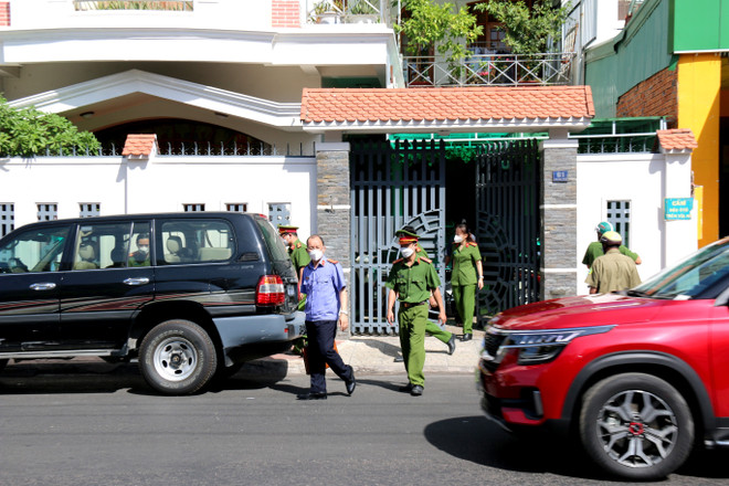 [Photo] Bình Thuận: Khám xét nhà riêng các nguyên lãnh đạo bị khởi tố ảnh 4