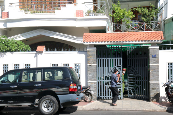 [Photo] Bình Thuận: Khám xét nhà riêng các nguyên lãnh đạo bị khởi tố ảnh 3