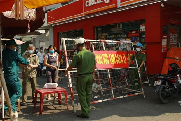 Một khu vực bị cách ly do dịch COVID-19 tại TP.HCM. (Nguồn: TTXVN) Dịch COVID-19: TP.HCM thông báo khẩn tìm người từng đến 7 địa điểm ảnh 1