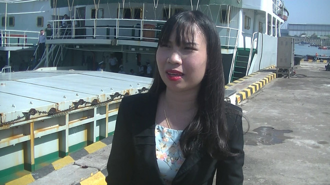 Cô giáo Thu Hương - vợ chiến sỹ nhà giàn. (Ảnh: Quang Vinh/Vietnam+) Ra nhà giàn mùa biển động: Tết của những người “chân không chạm đất” ảnh 4