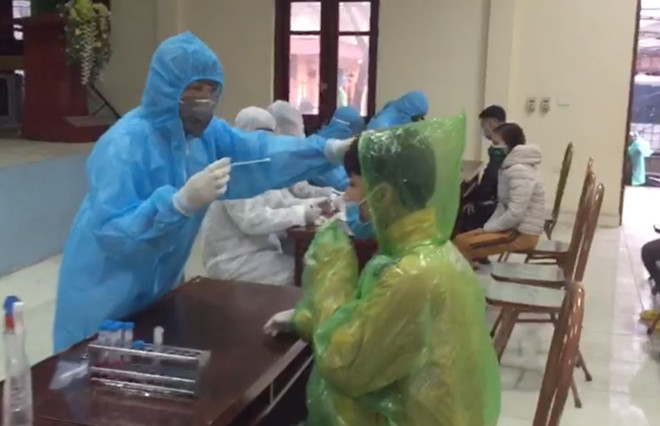 Cán bộ Trung tâm Kiểm soát bệnh tật tỉnh Hưng Yên lấy mẫu xét nghiệm COVID-19 cho người dân. (Ảnh: Đinh Tuấn/TTXVN) Hưng Yên xét nghiệm hơn 1.100 trường hợp liên quan đến 3 ca COVID-19 ảnh 1