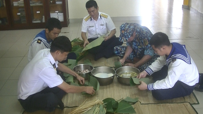 Các chiến sỹ nhà giàn gói bánh chưng. (Ảnh: Quang Vinh/Vietnam+) Ra nhà giàn mùa biển động: Tết của những người “chân không chạm đất” ảnh 3