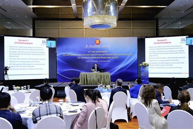 Quang cảnh hội thảo. (Ảnh: TTXVN) Vận dụng UNCLOS 1982 ứng phó với các thách thức đang nổi lên trên biển ảnh 1