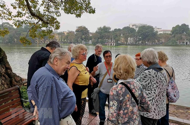 Không gian đi bộ hồ Hoàn Kiếm - Nơi hội nhập văn hóa trong, ngoài nước ảnh 3